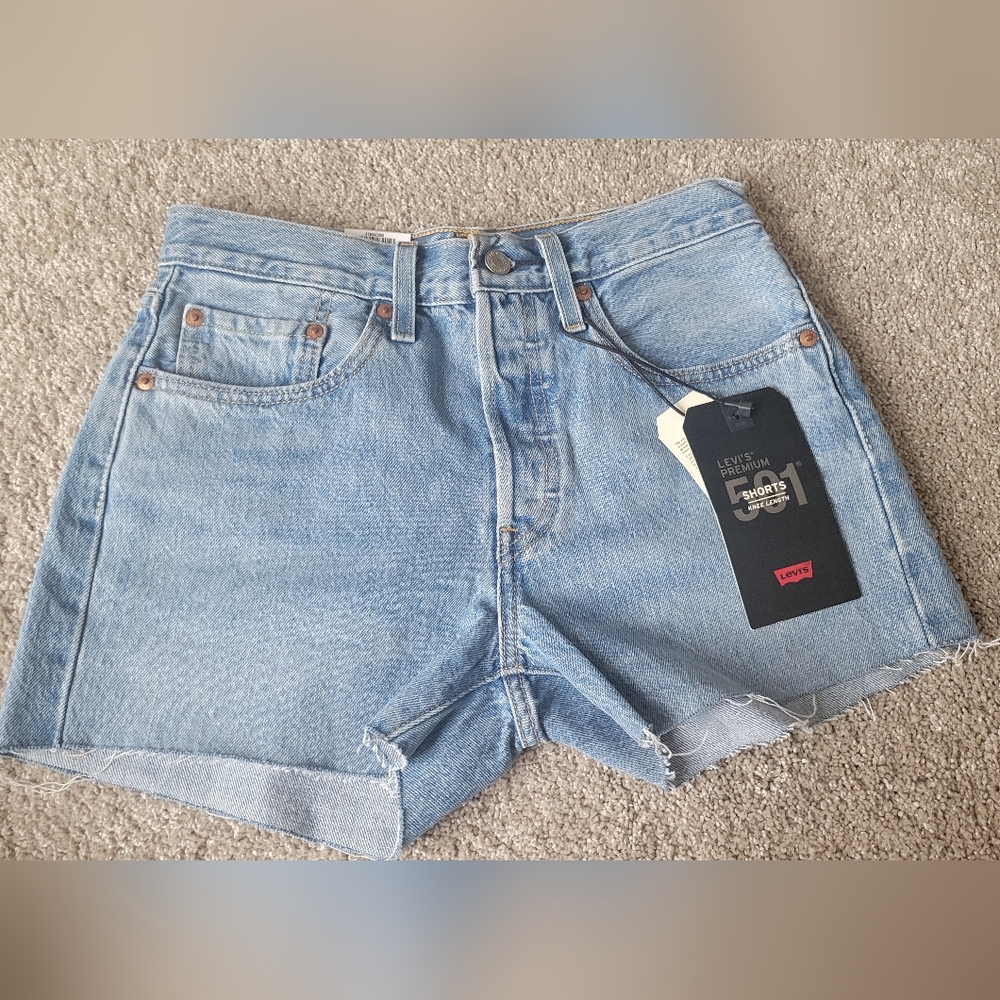 NWT Levi's Women's Blue Denim Shorts Medium Wash Size 26